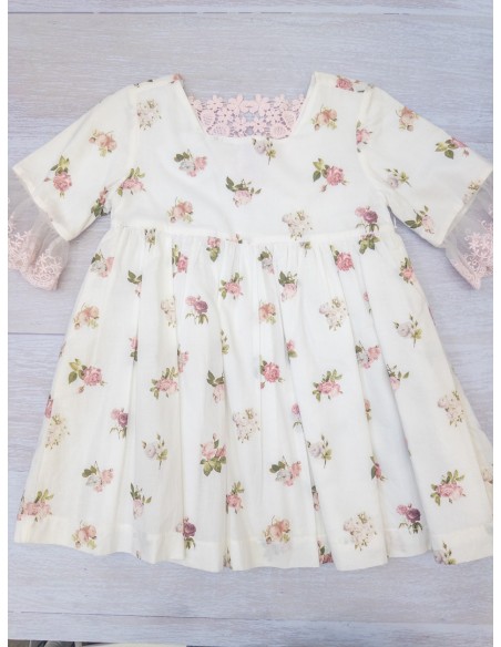 vestido blanco con flores rosadas