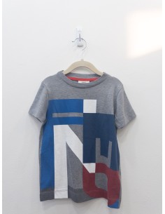 camiseta gris con logo en figuras geometricas