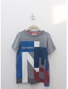 camiseta gris con logo en figuras geometricas