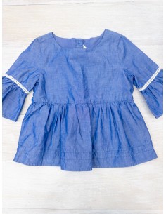 blusa celeste con detalle blanco en manga