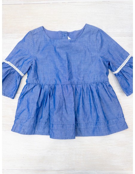 blusa celeste con detalle blanco en manga