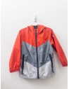 impermeable rojo con gris