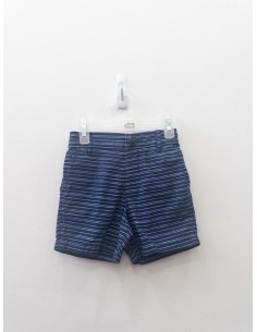 short azul con rayas blancas
