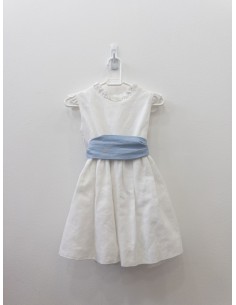 vestido blanco con cinton celeste