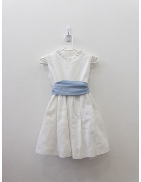 vestido blanco con cinton celeste