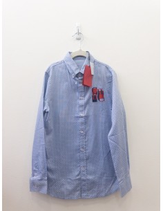 camisa celeste con puntos azules