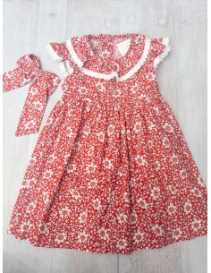 vestido rojo con florecitas blancas y cuello blanco