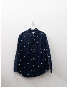 camisa manga larga azul con calaveras blancas