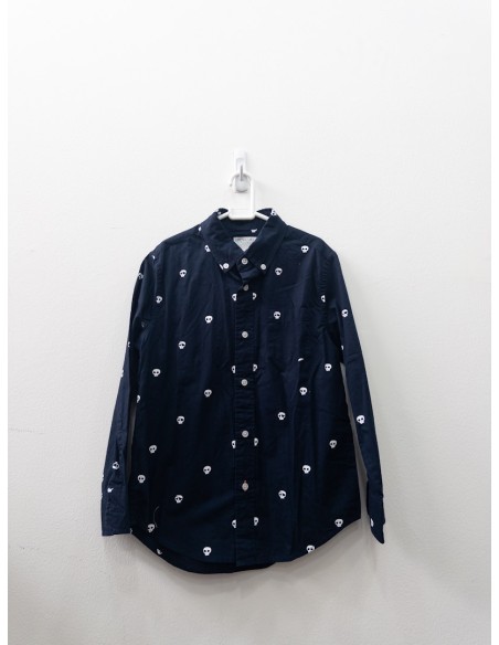 camisa manga larga azul con calaveras blancas