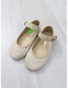zapatos beige con puntitos