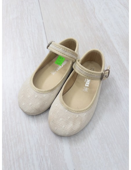 zapatos beige con puntitos