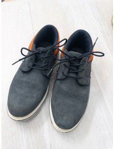 zapatos azules con naranja