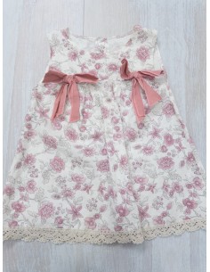 vestido blanco con flores rosadas y lazos