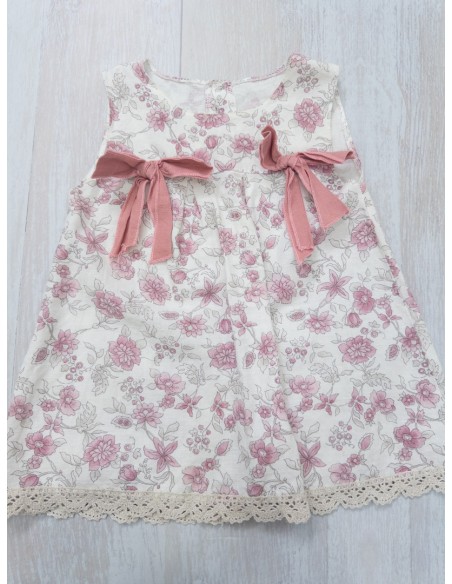 vestido blanco con flores rosadas y lazos