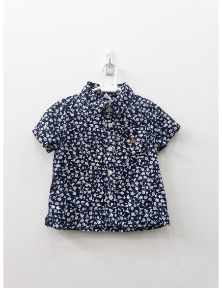 camisa azul con flores blancas