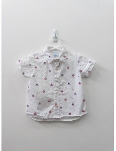 camisa blanca con barquitos azul con rojo