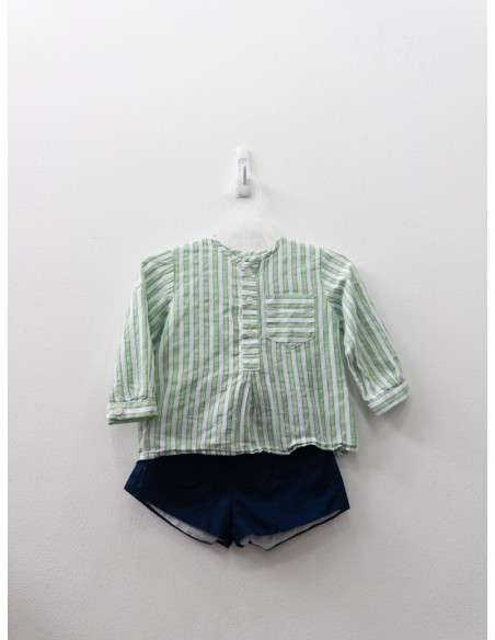 set short azul con camisa rayas verdes