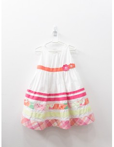 vestido blanco con flores fucsias