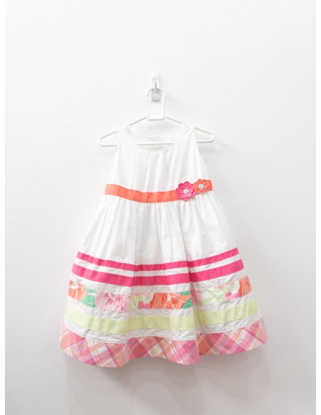 vestido blanco con flores fucsias