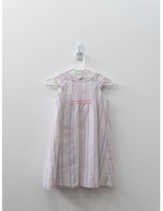 vestido blanco con rayas moradas y naranjas