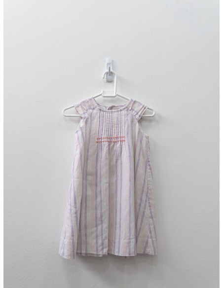 vestido blanco con rayas moradas y naranjas