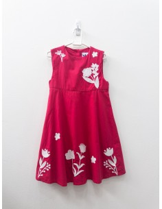 vestido fucsia con flores blanca