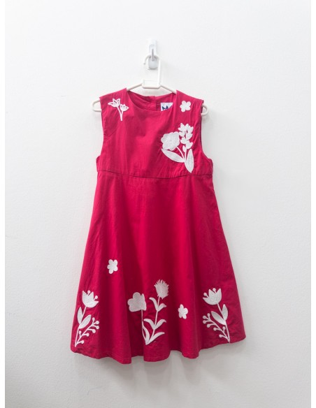 vestido fucsia con flores blanca