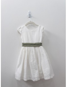 vestido blanco con cinta verde