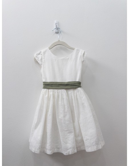 vestido blanco con cinta verde