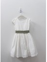vestido blanco con cinta verde