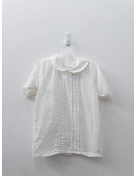 set short verde y camisa blanca