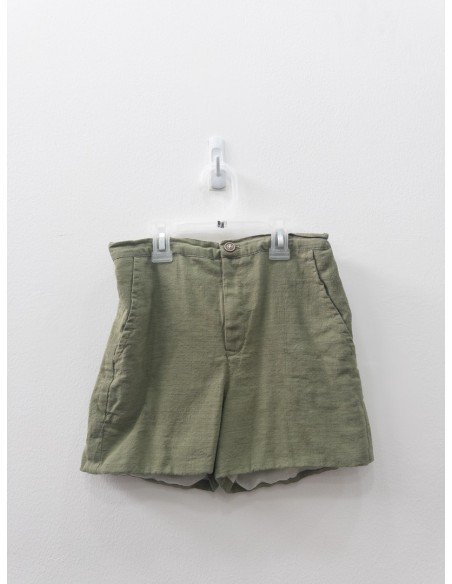 set short verde y camisa blanca