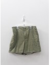 set short verde y camisa blanca