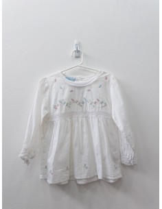 blusa blanca con flores rosadas y celestes