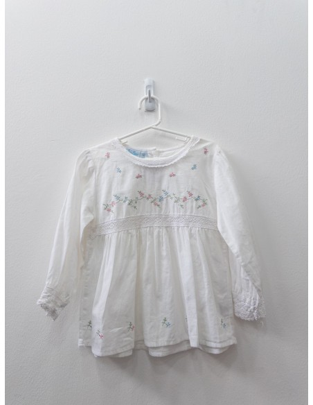 blusa blanca con flores rosadas y celestes