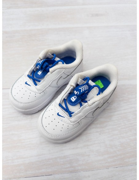 sneakers blancos con azules