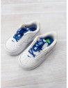 sneakers blancos con azules