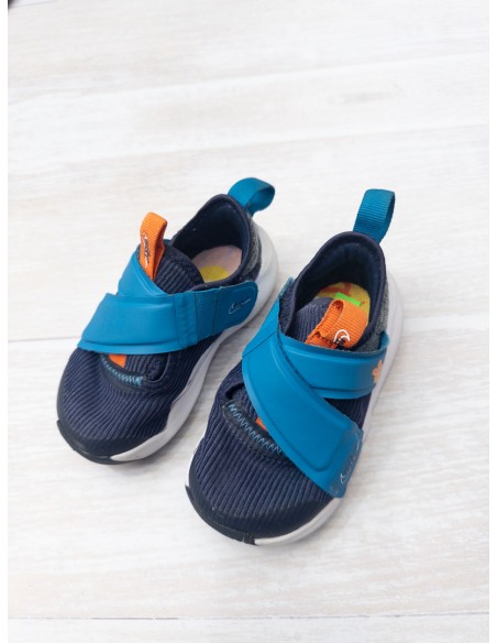 sneakers azules con otro azul