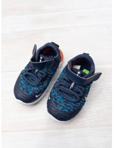 sneakers azul con naranja