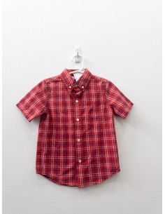 camisa roja con rayas azules