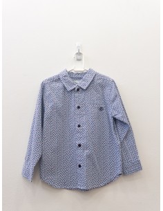 camisa celeste con puntos rojos