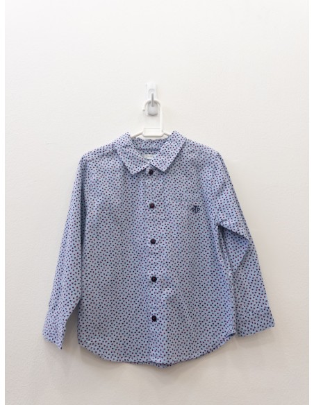camisa celeste con puntos rojos