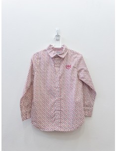 camisa blanca con puntos rojos