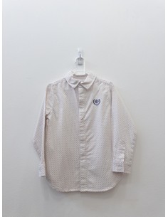 camisa blanca con puntos fucsias y azules