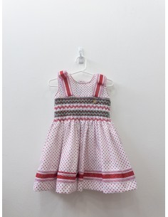 vestido blanco con puntos rojos y nido abeja verde