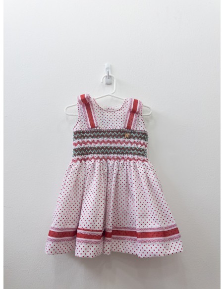 vestido blanco con puntos rojos y nido abeja verde