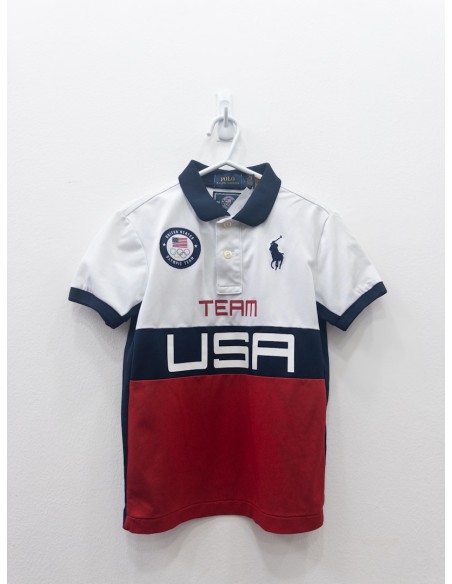 polo blanca con azul y rojo