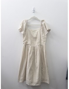 vestido beige con rayas platedas, beige y verdes