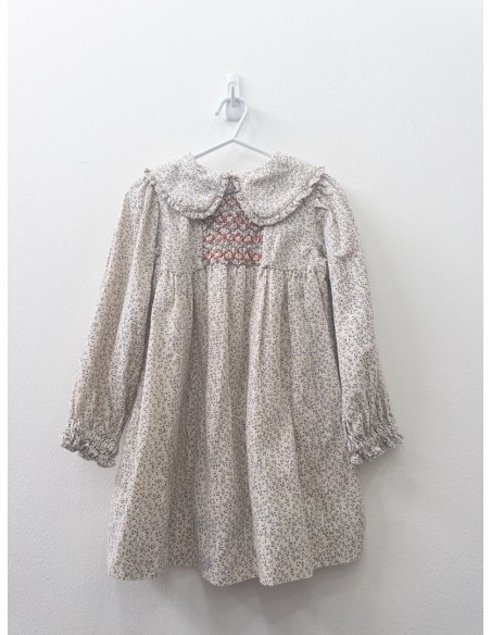 vestido manga larga beige con hojitas azules y puntitows rojos