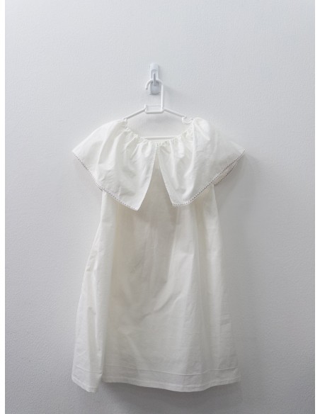 vestido blanco con detalles cafes